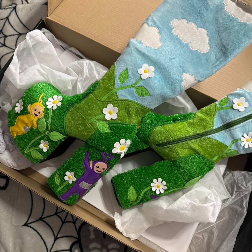 Kids Green Teletubby-Themed Plush Boots - Playful Green Design - Picture 3 of 6